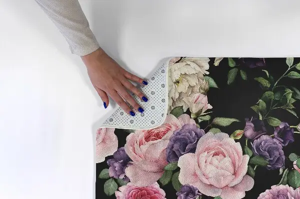 Teppich Blumen auf schwarzem Hintergrund