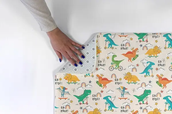 Kinderteppich Dinosaurier auf Fahrzeugen