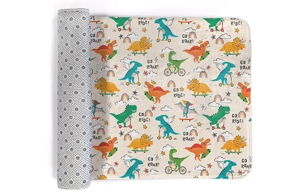 Kinderteppich Dinosaurier auf Fahrzeugen