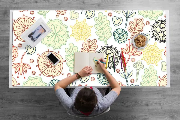 Büro-Schreibtischmatte Blumen und Herzen.