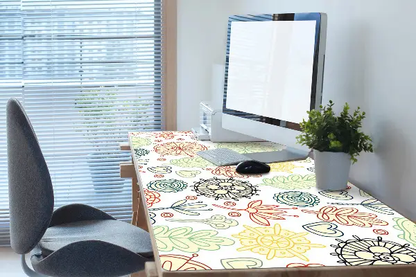 Büro-Schreibtischmatte Blumen und Herzen.