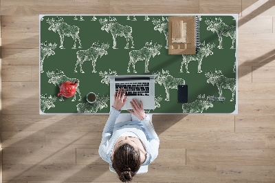 Büro-Schreibtischmatte Elch auf einem grünen Hintergrund
