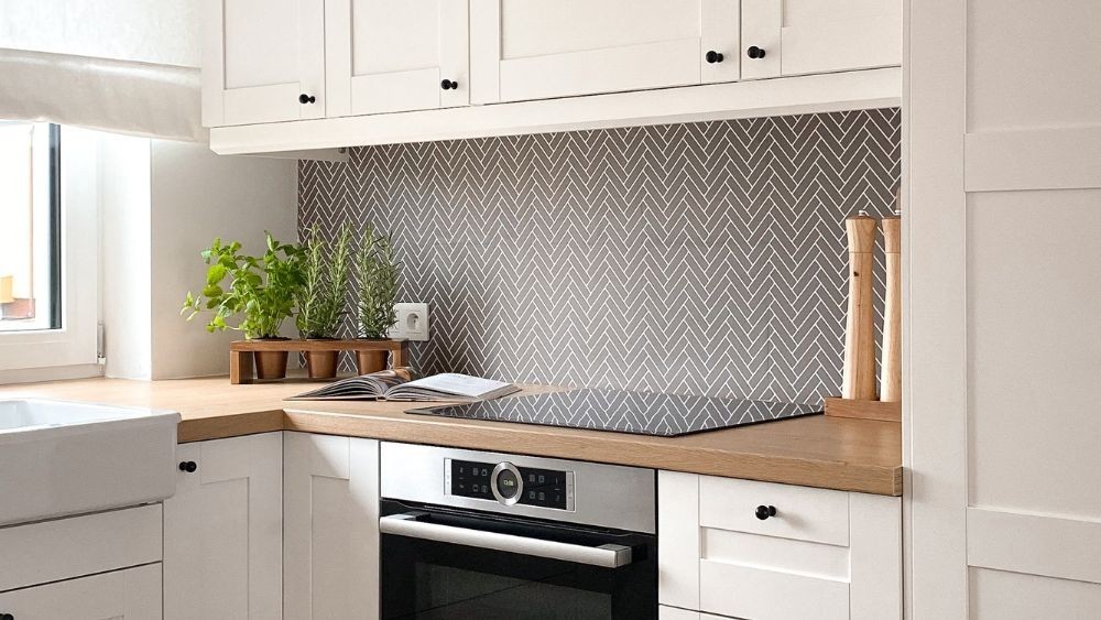 Renovieren ohne Fliesen zu entfernen - wie man Wände und Böden ohne Unordnung umgestaltet