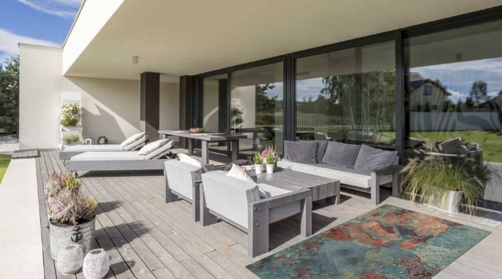 wie man eine Terrasse arrangiert