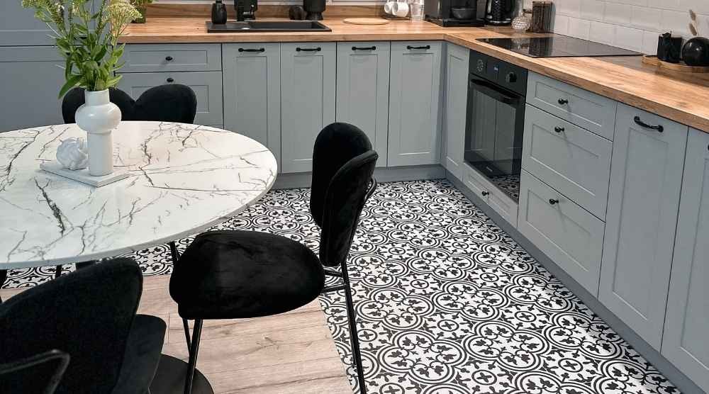 womit man alte Fliesen abdeckt